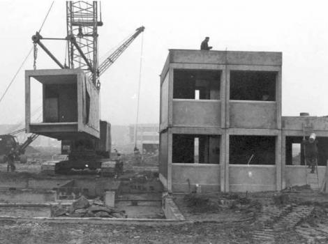 1971: The prefabricated concrete "Variel" modules, being installed on the site
