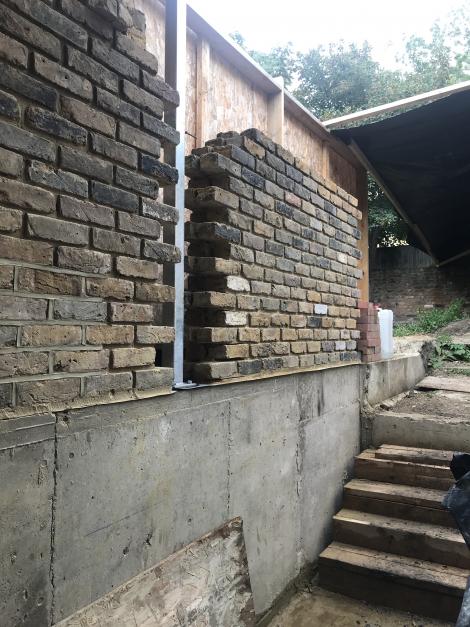 Facade with reclaimed bricks, pilot operation Slight House - London